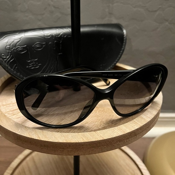 Versace Women’s Medusa 4239 GB1/T3 Sunglasses - Picture 3 of 11